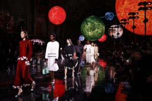 Modelos presentan creaciones de la colección Primavera/Verano 2026 del diseñador francés Matthieu Blazy para la casa de moda Chanel. en París, Francia, el 6 de octubre de 2025. EFE/YOAN VALAT
