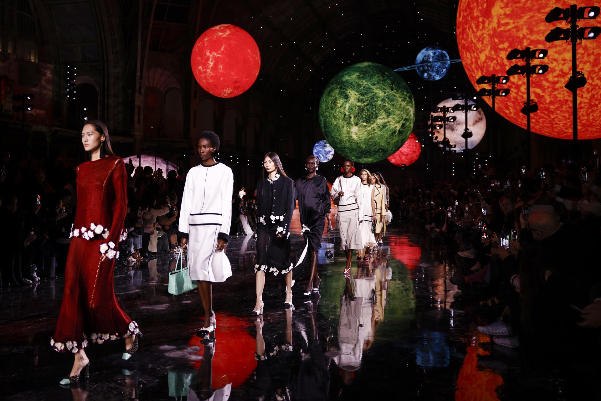 Modelos presentan creaciones de la colección Primavera/Verano 2026 del diseñador francés Matthieu Blazy para la casa de moda Chanel. en París, Francia, el 6 de octubre de 2025. EFE/YOAN VALAT