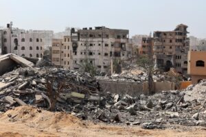 Jerusalén/Gaza, 4 oct (EFE).- Los hospitales de la Franja de Gaza registraron al menos 29 muertos este sábado hasta las 14.00 hora local (11.00 GMT) por fuego israelí, tras la aceptación de Hamás de abrir una negociación para implementar el plan de Donald Trump para el territorio. EFE/EPA/JACK GUEZ / POOL --PHOTO TAKEN DURING A CONTROLLED TOUR AND SUBSEQUENTLY EDITED UNDER THE SUPERVISION OF THE ISRAELI MILITARY--