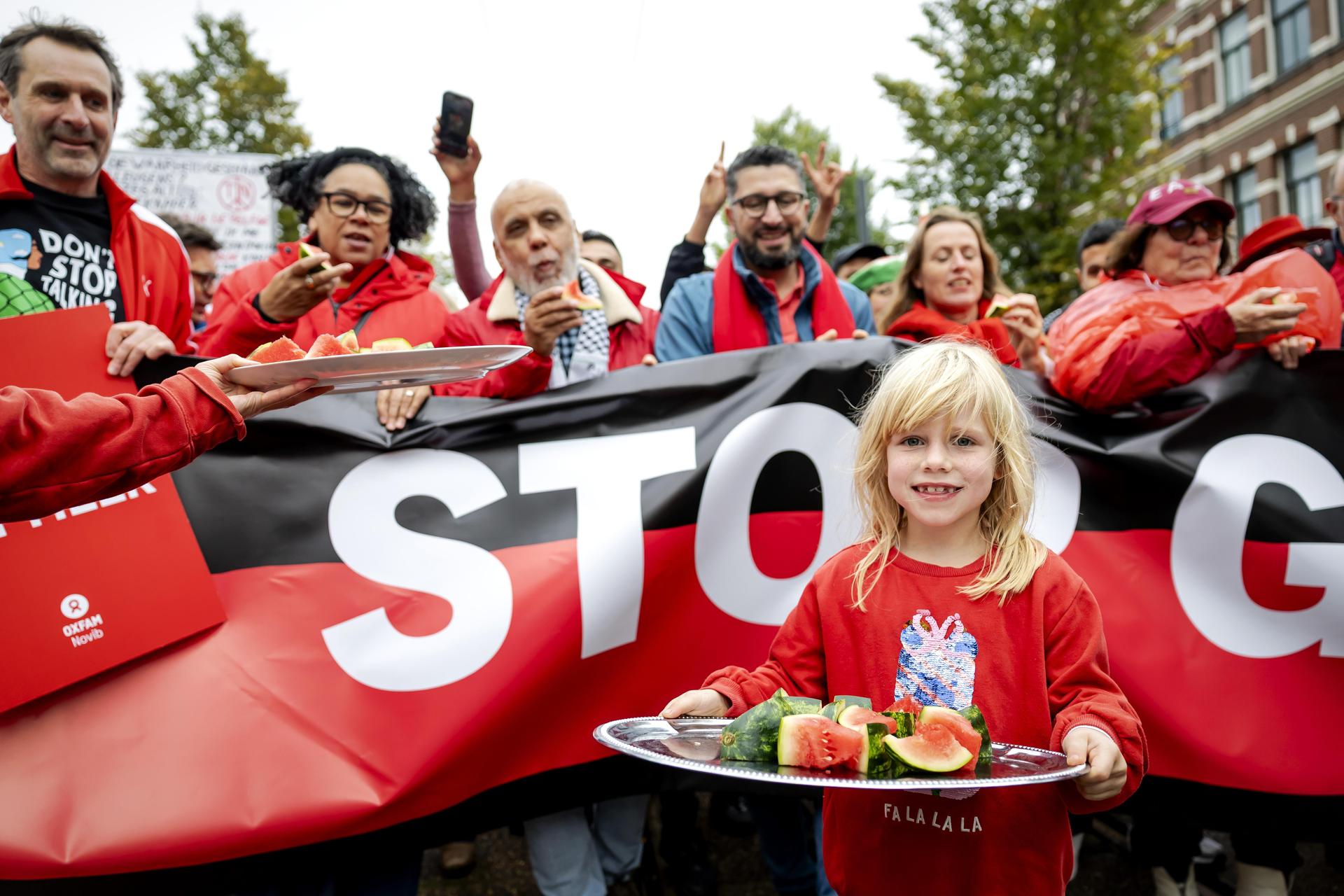 Bruselas, 5 oct (EFE).- Una marea de personas vestidas de rojo llenó este domingo las calles de Ámsterdam para exigir al Gobierno neerlandés "medidas concretas para detener el genocidio israelí y la ocupación de Palestina".EFE/EPA/KOEN VAN WEEL

