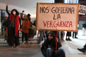 Un manifestante muestra un cartel este jueves, en Lima (Perú). EFE/ Paolo Aguilar