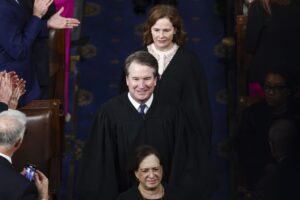 El juez del Tribunal Supremo de Estados Unidos Brett Kavanaugh (c), en una fotografía de archivo. EFE/JIM LO SCALZO