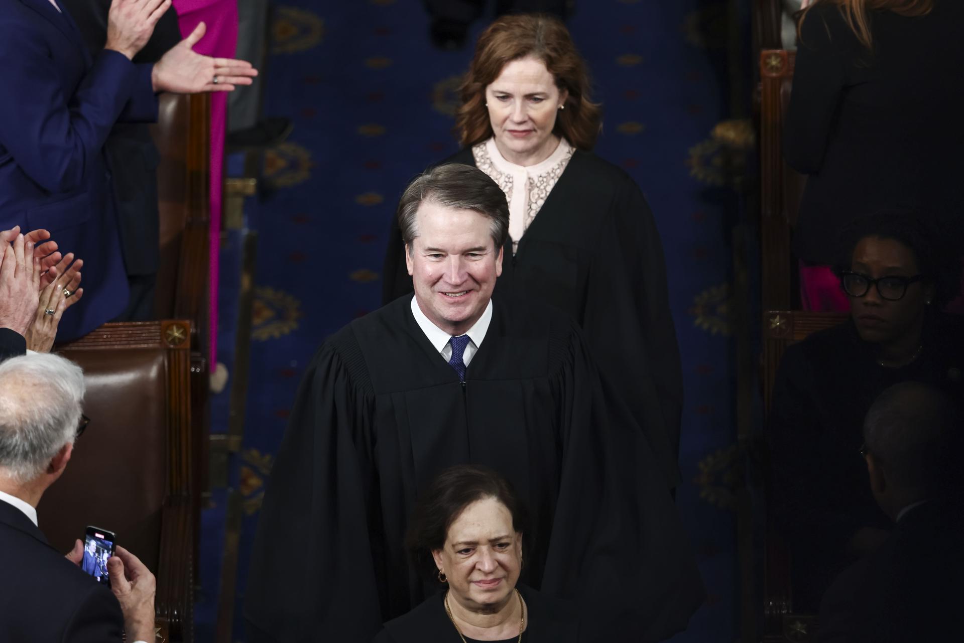 El juez del Tribunal Supremo de Estados Unidos Brett Kavanaugh (c), en una fotografía de archivo. EFE/JIM LO SCALZO