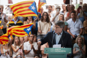 Imagen de archivo ( 27/07/2025) .- El expresidente de la Generalitat Carles Puigdemont participa en el acto con motivo del quinto aniversario de la fundación de Junts per Catalunya como partido este en Prats de Molló (Francia). EFE/ David Borrat