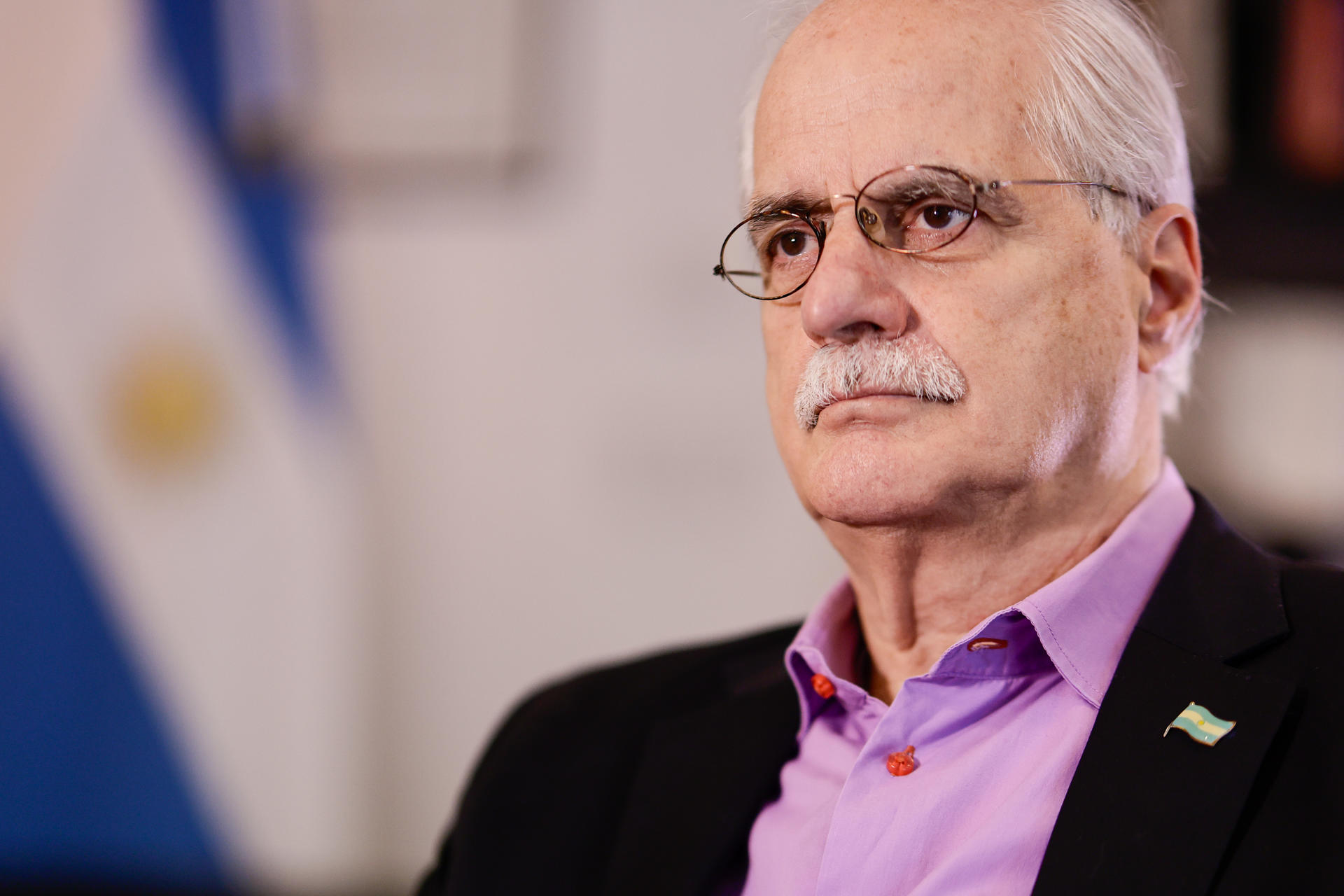 Fotografía del 3 de octubre de 2025 del candidato a la Cámara de Diputados, Jorge Taiana, hablando durante una entrevista con EFE en Buenos Aires (Argentina). EFE/ Juan Ignacio Roncoroni
