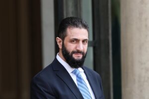 Foto de archivo del presidente interino de Siria, Ahmed al Sharaa, que promete salir afianzado de las primeras elecciones sirias tras la caída de Bachar al Asad, fotografiado el pasado 7 de mayo en París. EFE/EPA/MOHAMMED BADRA