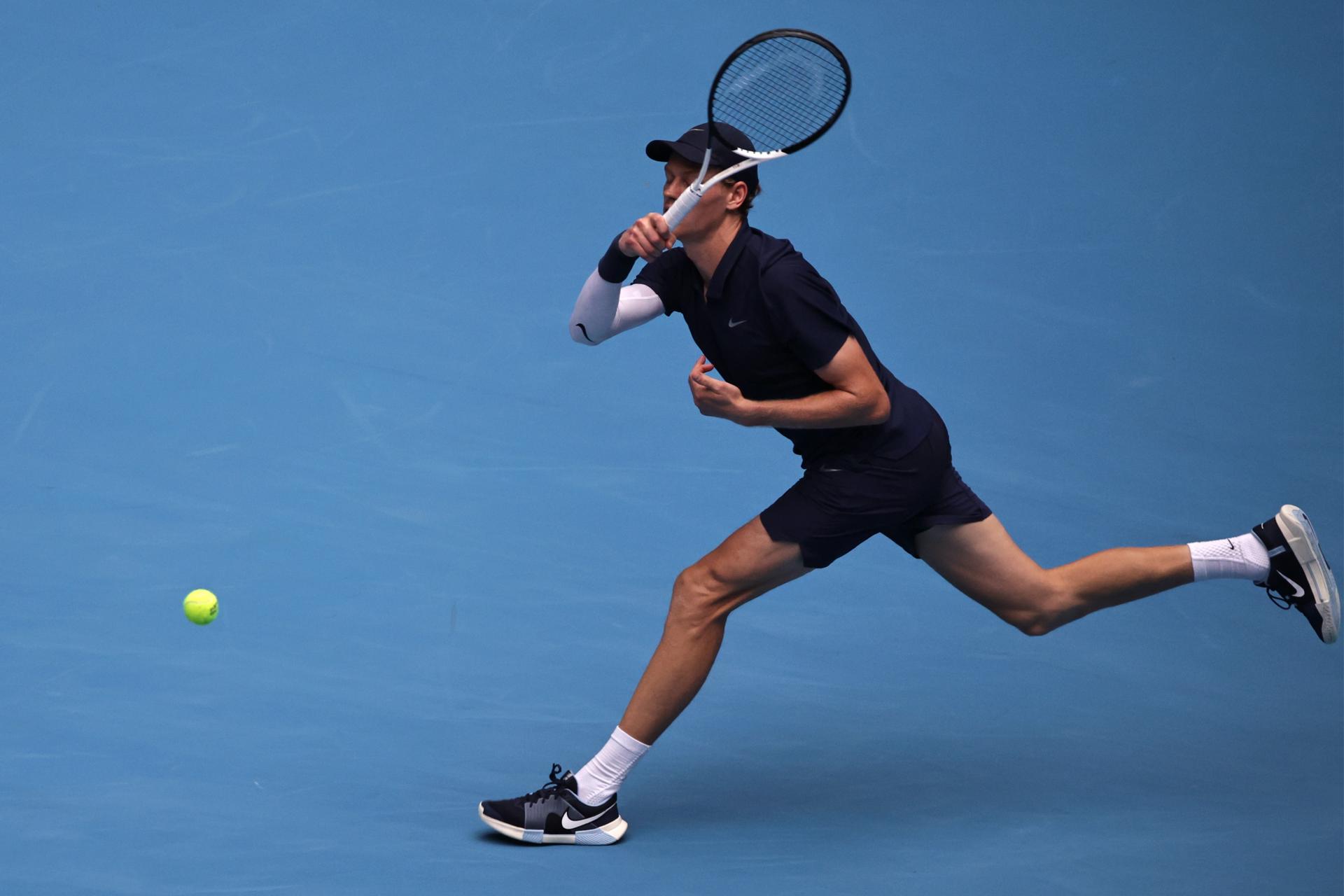El tenista italiano Jannik Sinner de Italia en acción durante la final de individuales masculinos contra el estadounidense Learner Tien del Abierto de China. EFE/EPA/ANDRES MARTINEZ CASARES
