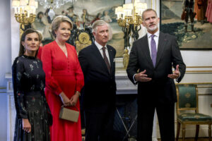El rey Felipe vI (d) y la reina Letizia (i) junto al rey Felipe (2d) y la reina Matilde (2i) de Bélgica en el Palacio Real de Bruselas, este martes, durante la visita oficial de los reyes de España a Bélgica. EFE/ Pablo Garrigós