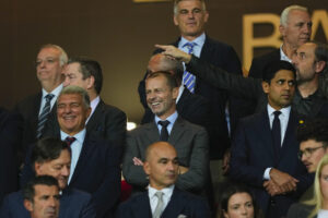 El presidente de la UEFA Aleksander Čeferin (c), el presidente del FC Barcelona, Joan Laporta (i), y el presidente del PSG Nasser Al-Khelaïfi (d) antes del partido de la primera fase de la Liga de Campeones, el pasado 1 de octubre, en el palco del estadio olímpico Lluis Companys. EFE/Alejandro García
