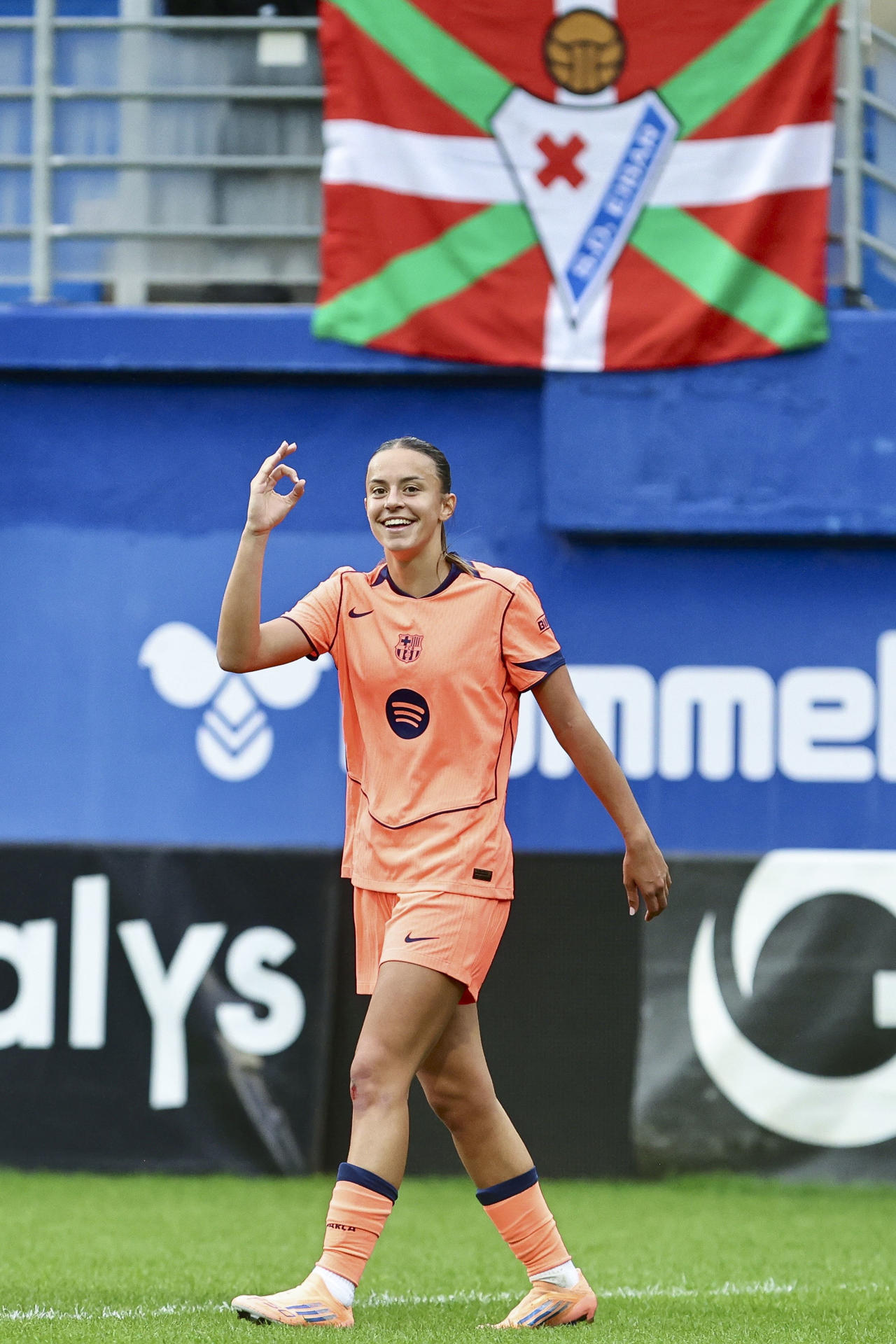La jugadora del FC Barcelona, Clara Serrajordi celebra su gol ante el Eibar durante el partido de la sexta jornada de Liga disputado en el estadio municipal de Ipurua. EFE/Javi Colmenero
