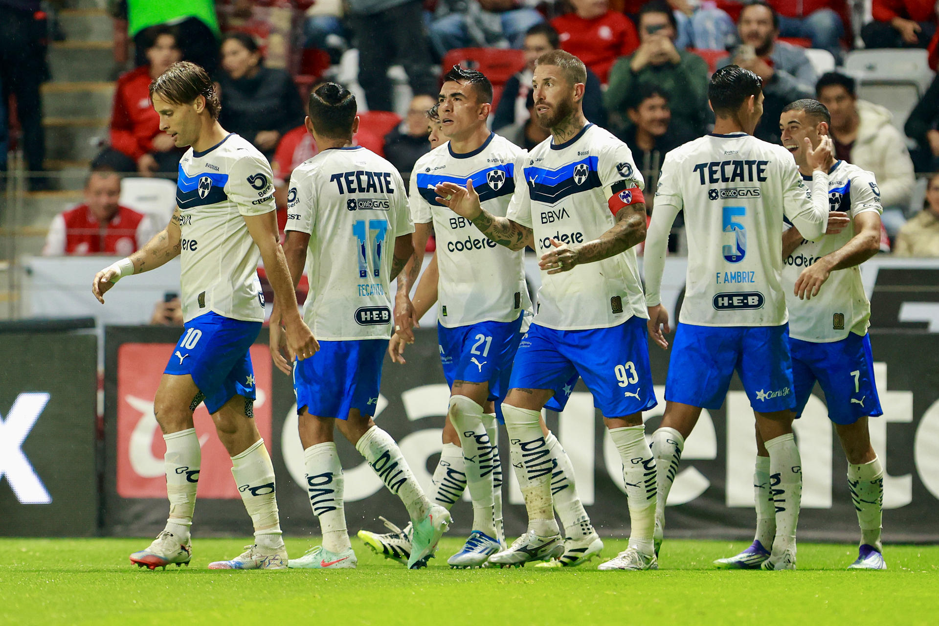 Jugadores de Monterrey celebran un gol en un partido en el estadio Nemesio Diez en Toluca (México). EFE/Felipe Gutiérrez