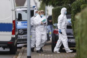 Los agentes de policía forense son vistos llegando a la escena después de que la recién elegida alcaldesa de Herdecke, Iris Stalzer, fue encontrada gravemente herida en un incidente de apuñalamiento en Herdecke, Alemania, 07 de octubre de 2025. (Alemania) EFE/EPA/CHRISTOPHER NEUNDORF