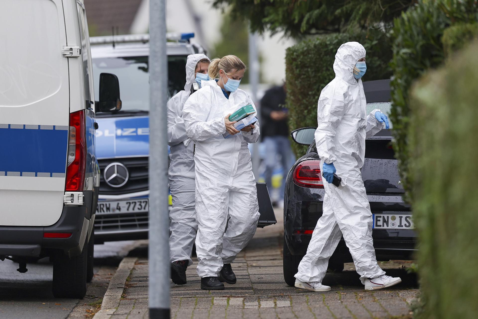 Los agentes de policía forense son vistos llegando a la escena después de que la recién elegida alcaldesa de Herdecke, Iris Stalzer, fue encontrada gravemente herida en un incidente de apuñalamiento en Herdecke, Alemania, 07 de octubre de 2025. (Alemania) EFE/EPA/CHRISTOPHER NEUNDORF