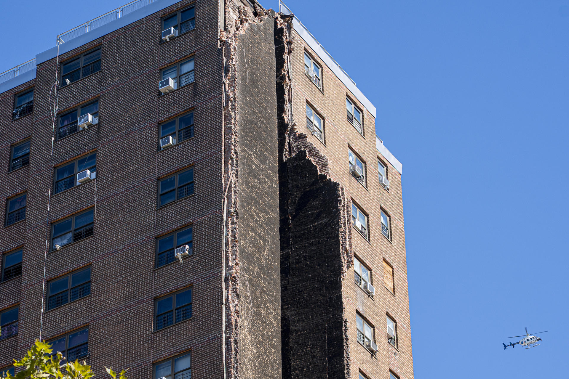 Fotografía que muestra el derrumbe parcial de un edificio este miércoles, en el distrito de El Bronx en Nueva York (Estados Unidos). EFE/ Ángel Colmenares
