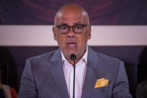 Fotografía de archivo del jefe negociador del Gobierno de Venezuela y presidente de la Asamblea Nacional venezolana, Jorge Rodríguez, durante una rueda de prensa, en Caracas (Venezuela). EFE/Miguel Gutiérrez