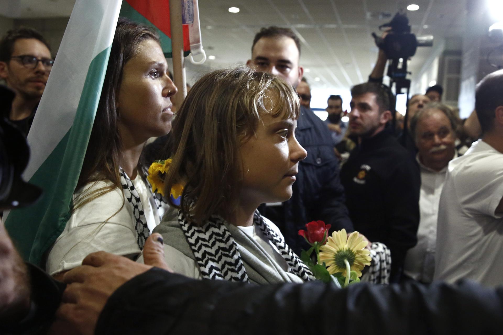 La activista sueca Greta Thunberg llega entre 134 ciudadanos de 15 países europeos, incluidos 27 ciudadanos griegos, al aeropuerto internacional griego Eleftherios Venizelos en Spata, cerca de Atenas, Grecia, el 6 de octubre de 2025.. EFE/EPA/Yannis Kolesidis
