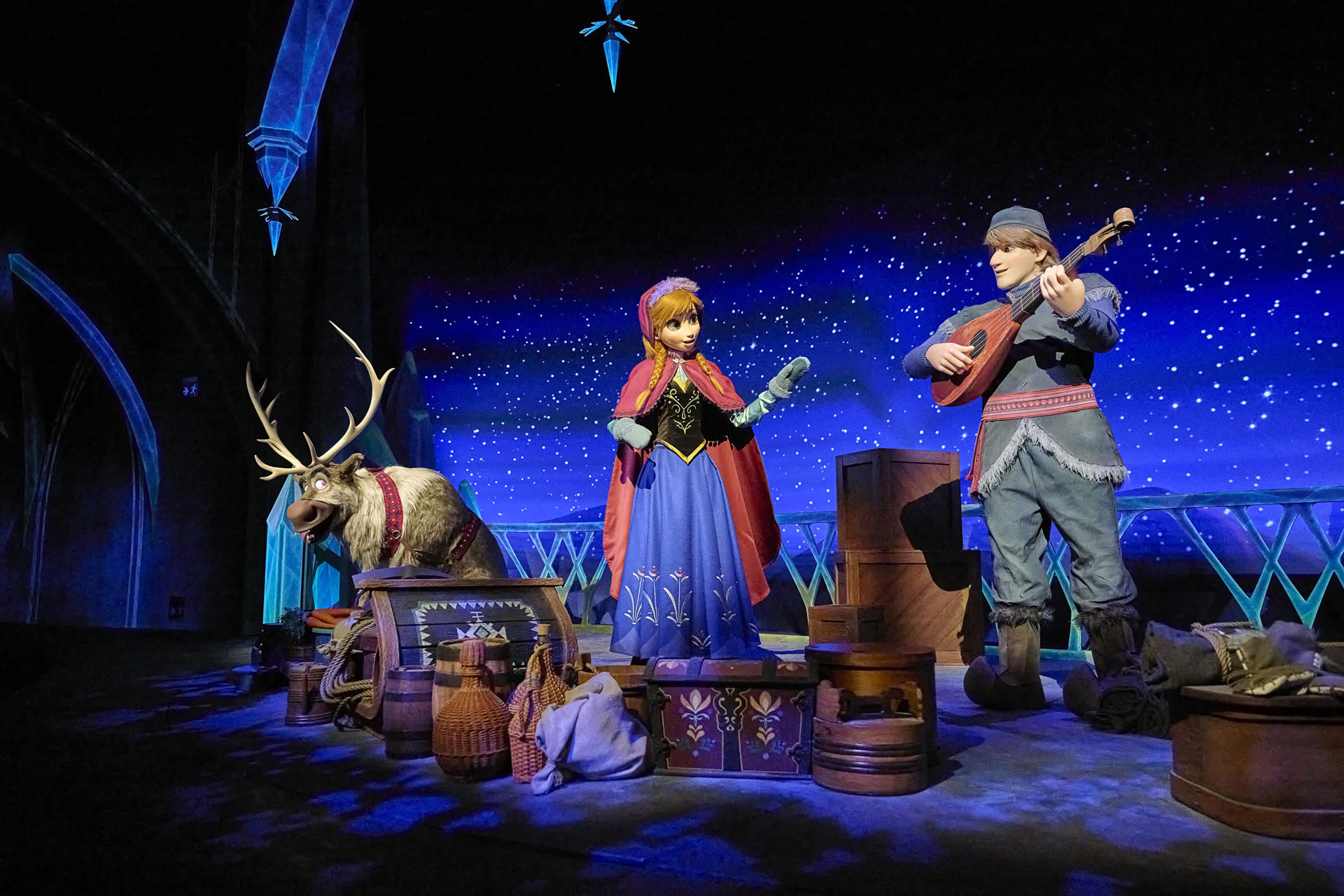 Fotografía cedida por Disney donde se muestran las figuras Audio-Animatronics de Sven, Anna, y Kristoff quienes recibirán próximamente nuevas actualizaciones en el parque EPCOT de Walt Disney World Resort, Florida (EE.UU.). EFE/ Amy Smith /Disney