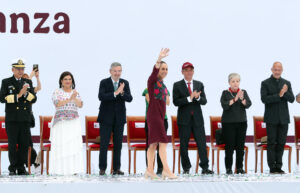La presidenta de México Claudia Sheinbaum (c), saluda al final de la conmemoración de su primer año de gobierno este domingo, en el Zócalo de la Ciudad de México (México). EFE/Mario Guzmán