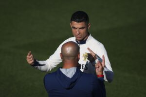 Cristiano Ronaldo conversa con el técnico d Portugal, el español Roberto Martínez durante el entrenamiento de la selección lusa. EFE/EPA/JOSE SENA GOULAO