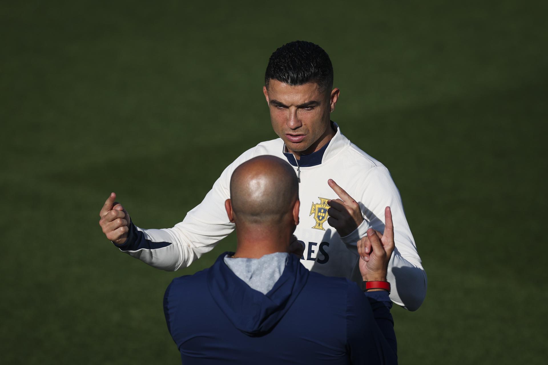 Cristiano Ronaldo conversa con el técnico d Portugal, el español Roberto Martínez durante el entrenamiento de la selección lusa. EFE/EPA/JOSE SENA GOULAO