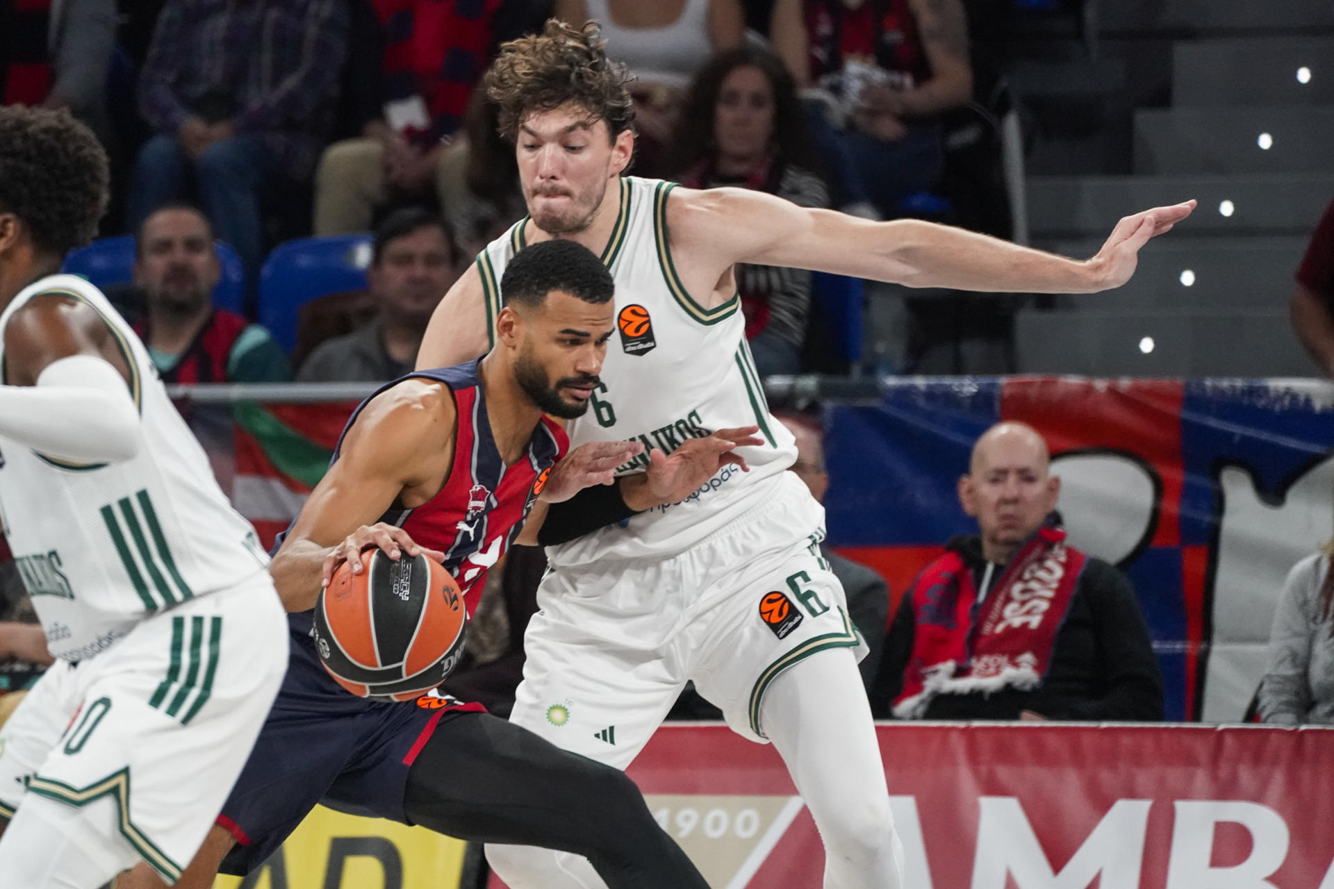 El alero francés del Baskonia Timothé Luwawu-Cabarrot (i) intenta superar a Cedi Osman, del Panathinaikos, durante el partido de la tercera jornada de la temporada regular de la EuroLiga que Baskonia y Panathinaikos disputan hoy jueves en el Buesa Arena. EFE/ L. Rico