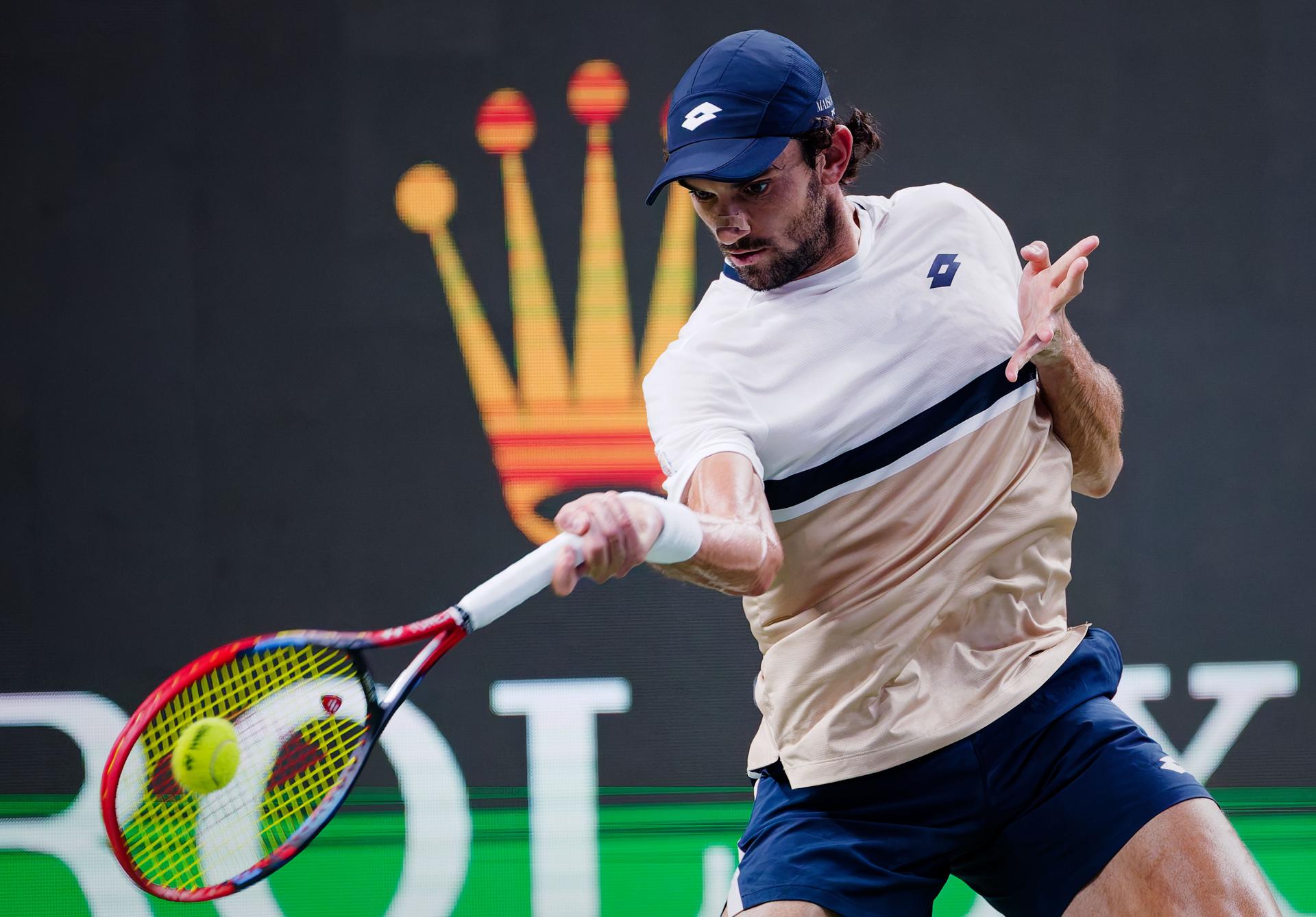 El monegasco Valentin Vacherot, 204 del ránking ATP en su partido ante el nerrlandés Tallon Griekspoor en Shanghai. EFE/EPA/ALEX PLAVEVSKI