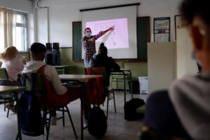 (Archivo) Los alumnos atienden las explicaciones del profesor en un aula del IES Gaspar Melchor de Jovellanos en Fuenlabrada (Madrid). EFE/Mariscal