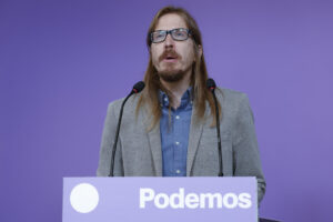 El secretario de Organización y portavoz de Podemos, Pablo Fernández, durante la rueda de prensa que ha ofrecido este lunes en la sede del partido, en Madrid. EFE/ Zipi Aragon