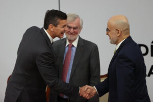 El presidente de Paraguay, Santiago Peña (i), saluda al representante del Banco Interamericano de Desarrollo en Paraguay, Alonso Chaverri Suárez (d), y al presidente del Comité de Competencia de la OCDE, Frédéric Jenny, durante la inauguración del Foro Latinoamericano y del Caribe de la Competencia de la Organización para la Cooperación y el Desarrollo Económico (OCDE) y el Banco Interamericano de Desarrollo (BID) este martes, en Asunción (Paraguay). EFE/ Juan Pablo Pino