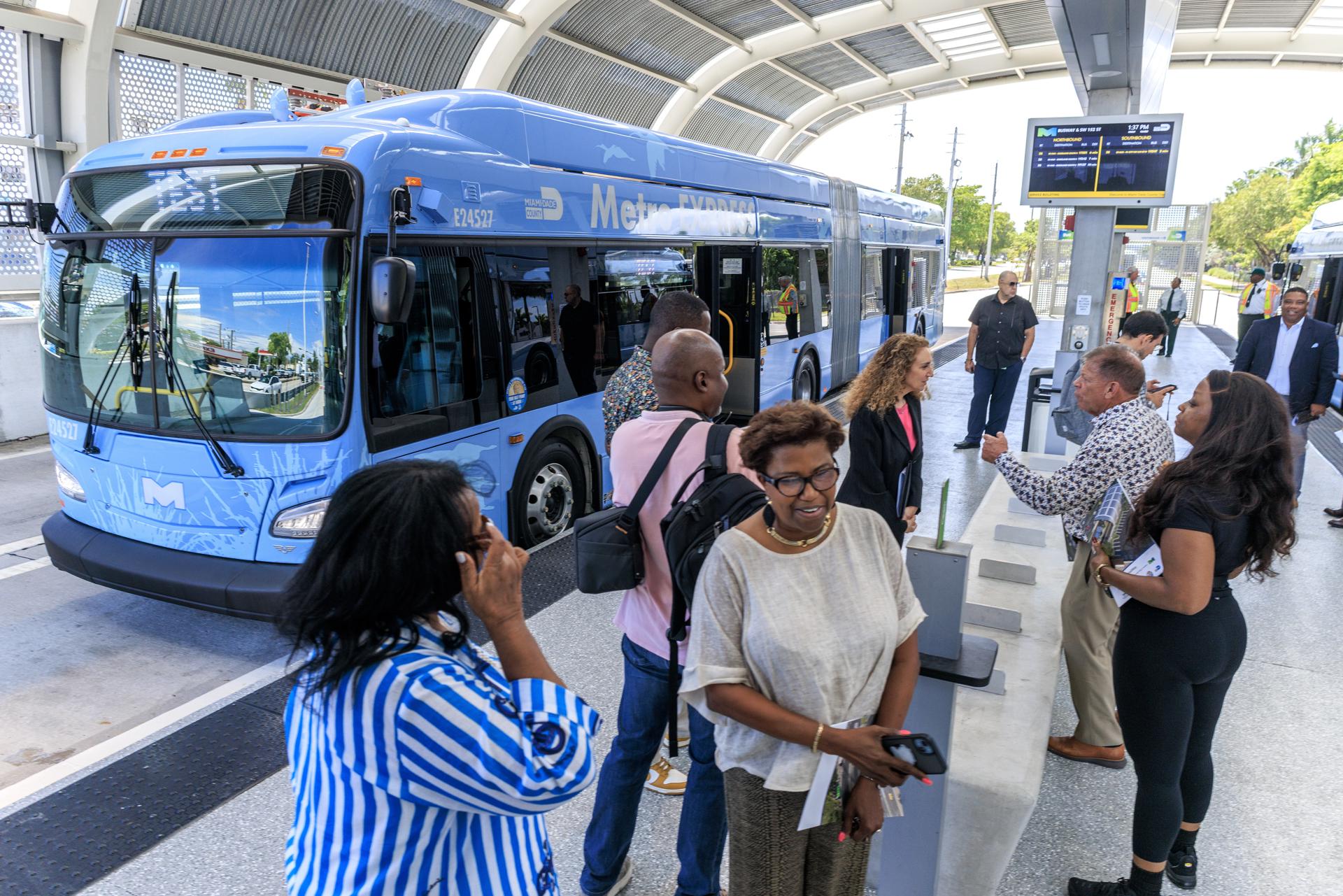 Un nuevo autobús, parte del sistema de Transporte Rápido de Autobuses (BRT) totalmente eléctrico, se encuentra en la estación del corredor US-1 en Miami, Florida, Estados Unidos, el 6 de octubre de 2025. EFE/CRISTOBAL HERRERA-ULASHKEVICH
