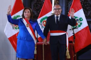 Fotografía cedida este jueves, 2 de octubre, por la Presidencia de Perú en la que aparece la mandataria, Dina Boluarte, junto a su nuevo ministro de Justicia, el abogado Juan Manuel Cavero Solano, ene Lima (Perú). EFE/Presidencia de Perú
