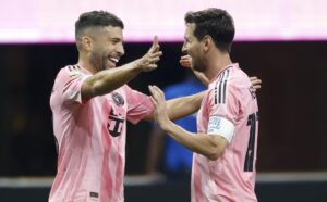 Los jugadores Lionel Messi (d) y Jordi Alba en foto de archivo de ERIK S. LESSER. EFE