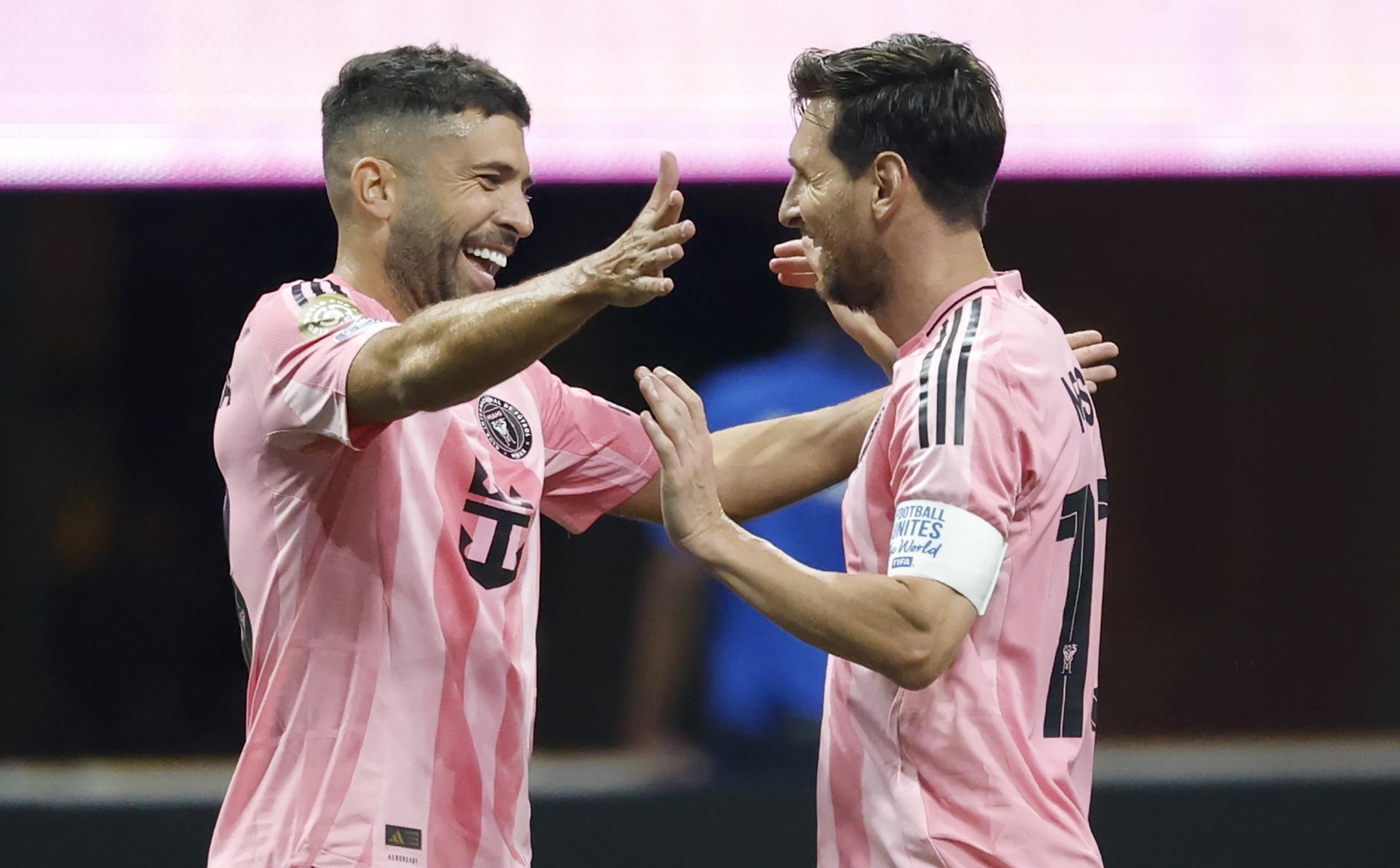 Los jugadores Lionel Messi (d) y Jordi Alba en foto de archivo de ERIK S. LESSER. EFE