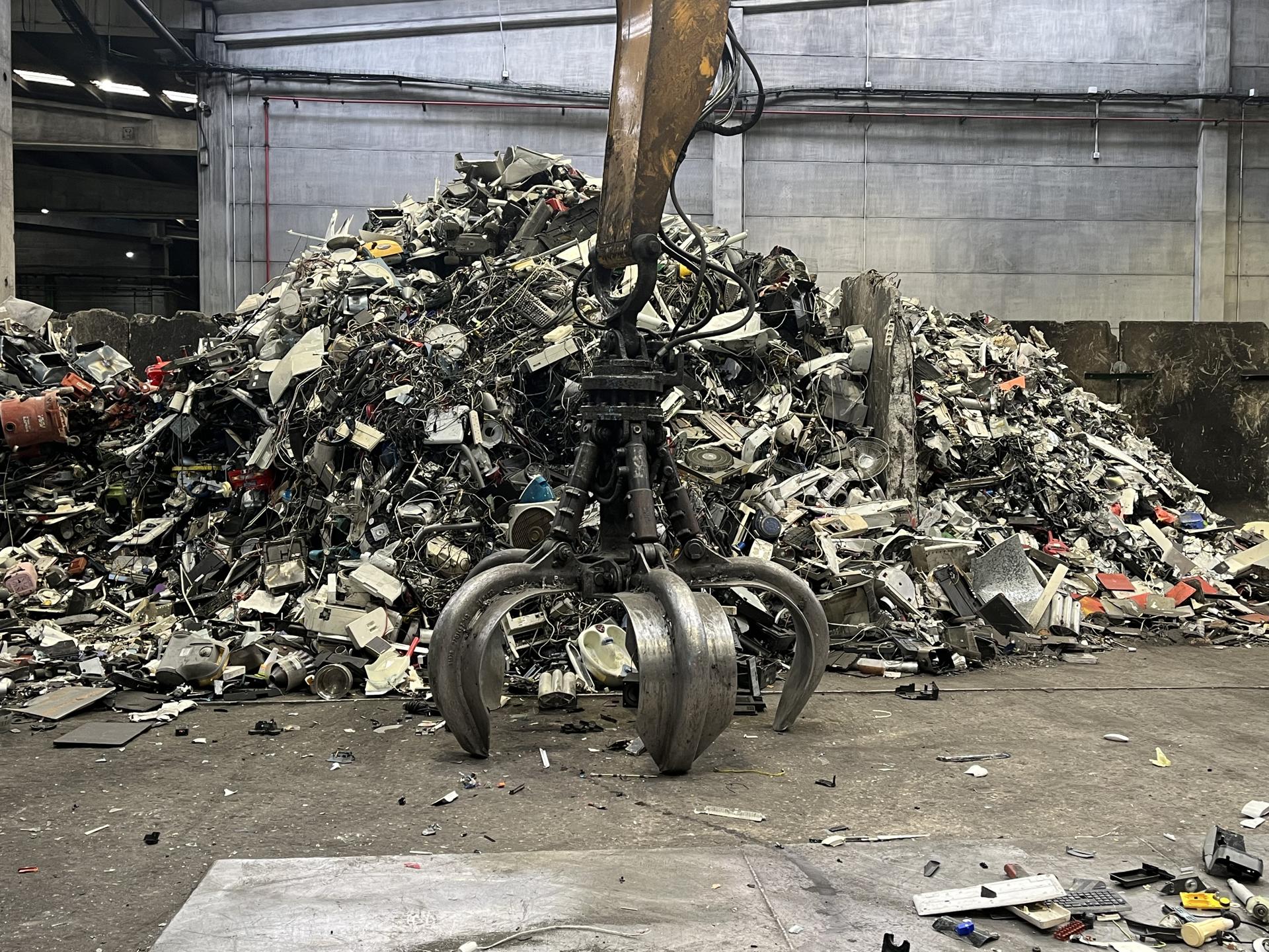 Una montaña de residuos eléctricos y electrónicos en la planta de reciclaje de Recybérica Ambiental en Torrejón de Ardoz. EFE/ Nicole Vargas.
