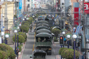 Vista general de un convoy de las Fuerzas Armadas de Ecuador, el pasado 24 de septiembre, en Otavalo (Ecuador). EFE/José Jácome