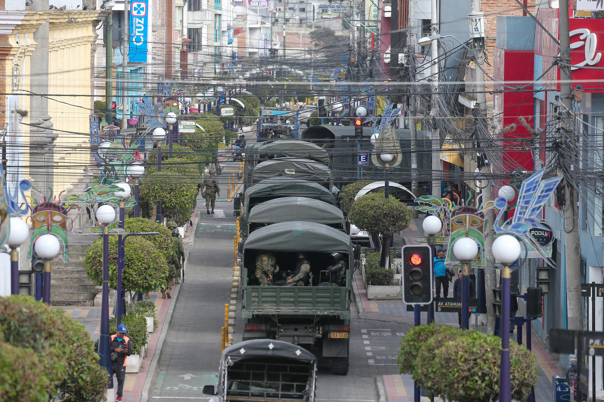 Vista general de un convoy de las Fuerzas Armadas de Ecuador, el pasado 24 de septiembre, en Otavalo (Ecuador). EFE/José Jácome