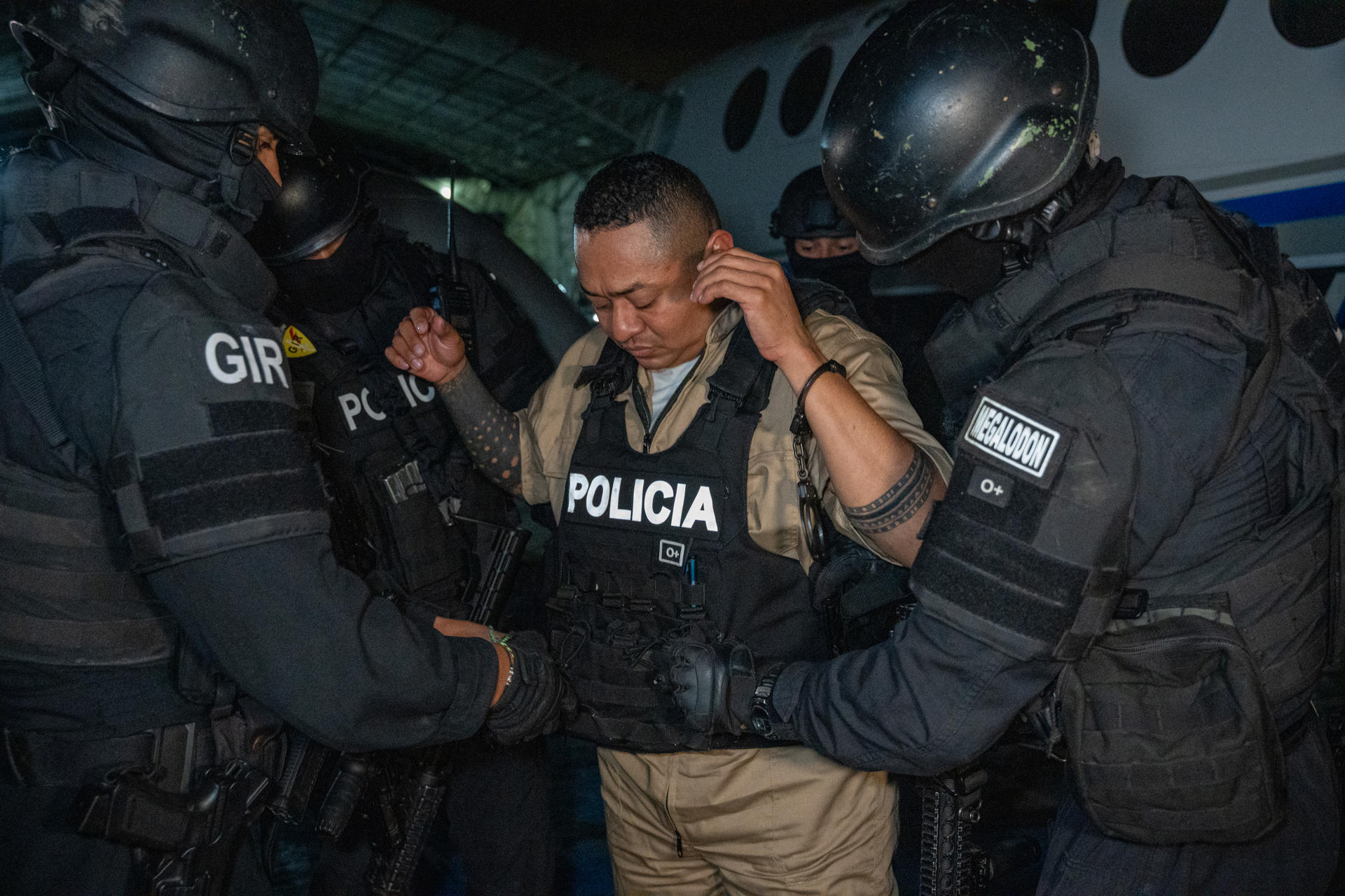 El cabecilla criminal ecuatoriano Rolando Federico Gómez Quinde (Fede), es custodiado por integrantes de la Policía a su llegada este sábado a Guayaquil (Ecuador).EFE/Mauricio Torres

