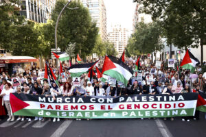 Miles de personas se han manifestado este sábado recorriendo la Gran Vía de Murcia para protestar contra el asedio a Palestina y a la interceptación del ejército israelí a la flotilla humanitaria. EFE/Juan Carlos Caval