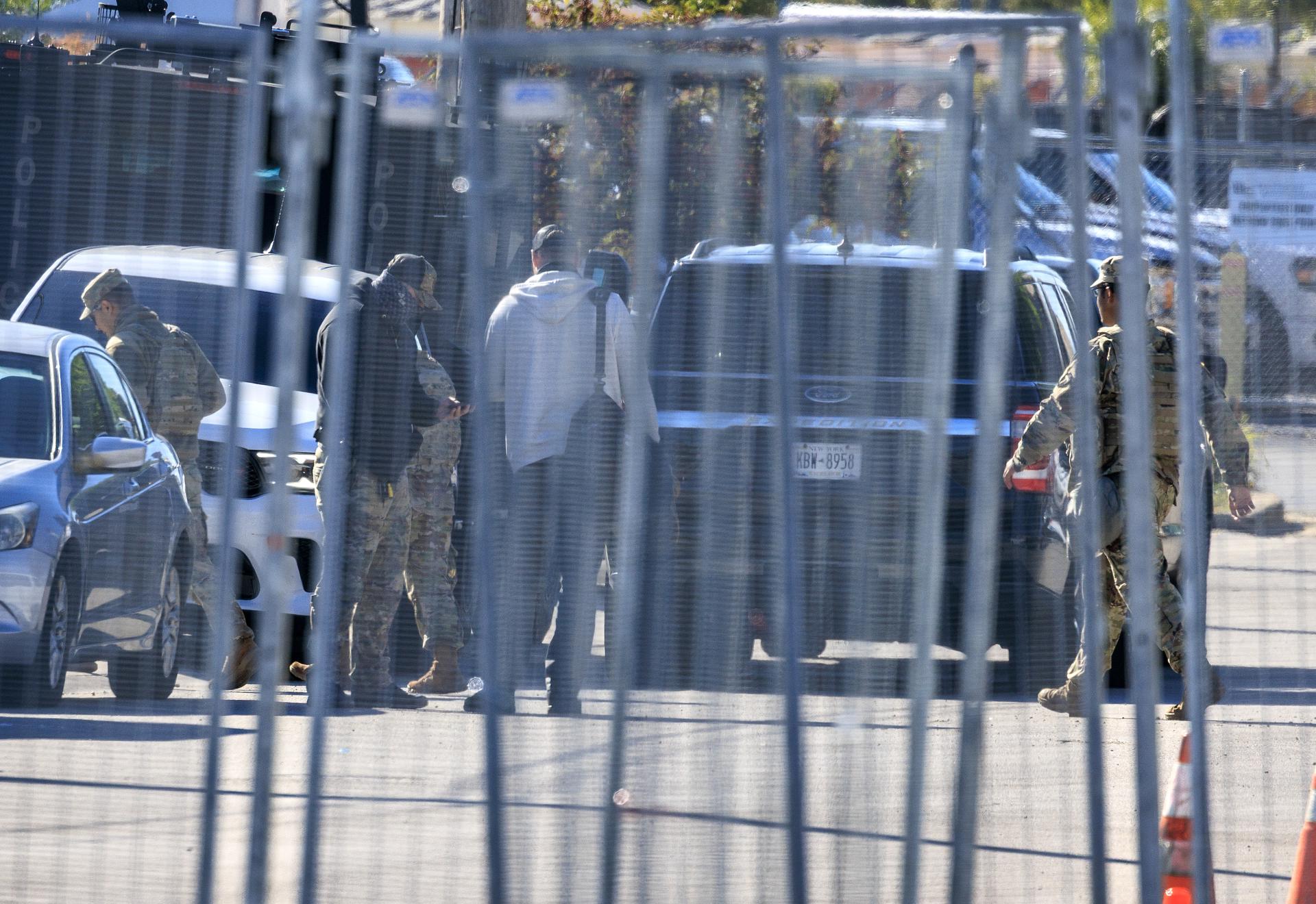 Miembros de la Guardia Nacional caminan dentro del área cercada frente al centro de detención de ICE en Broadview, Illinois, el 9 de octubre de 2025. EFE/CRISTOBAL HERRERA-ULASHKEVICH