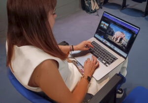 Fotografía de archivo de una joven estudiante al utilizar una herramienta de diseño gráfico con Inteligencia Artificial (IA). EFE/José Luis Real