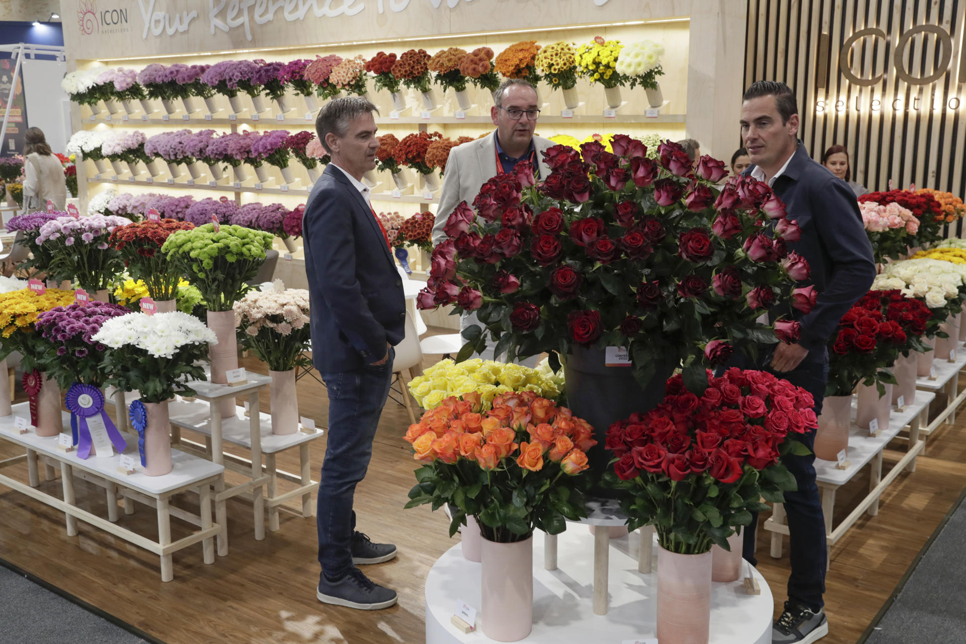 Un grupo de visitantes fue captado este miércoles, 1 de octubre, al recorrer la feria Proflora, la muestra comercial de flores más importante de América, en el recinto ferial de Corferias, en Bogotá (Colombia). EFE/Carlos Ortega
