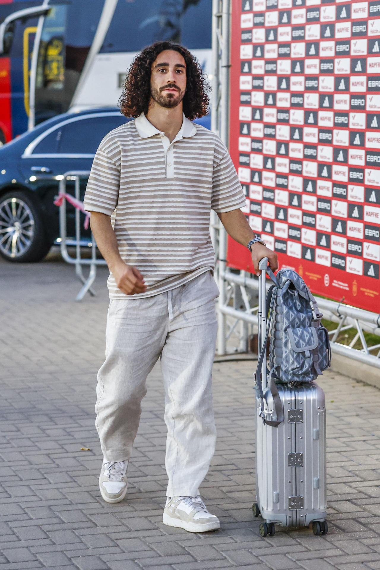 El jugador de la Selección de Fútbol Absoluta Masculina, Marc Cucurella, a su llegada a la concentración hoy lunes en la Ciudad de Fútbol de Las Rozas, para preparar los partidos de clasificación del Mundial 2026. EFE/RFEF
