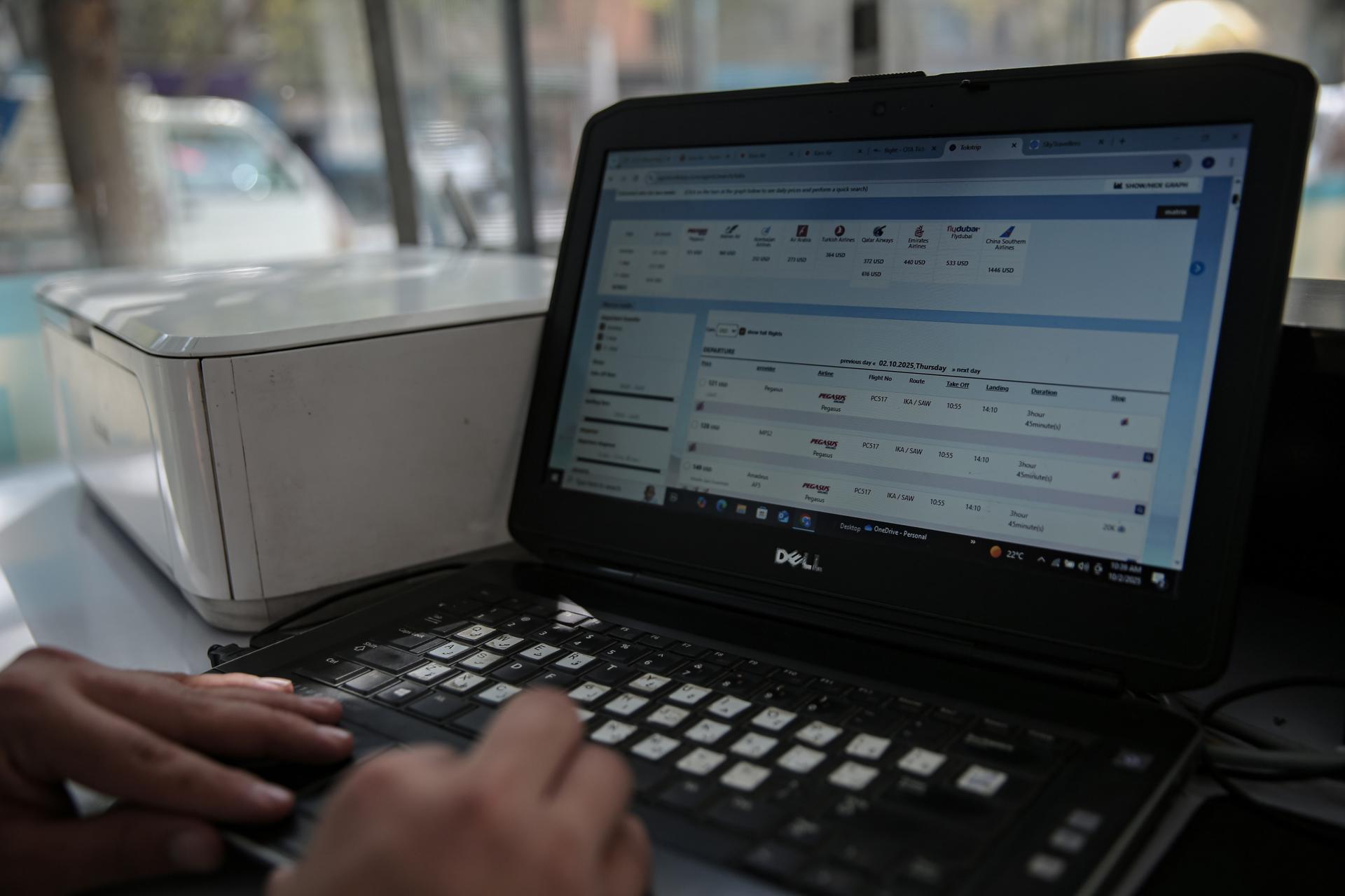 Un agente de viajes trabaja en una oficina después de que se restablecen los servicios de Internet en Kabul, Afganistán, 02 de octubre de 2025. Afganistán restableció las redes móviles y el internet el 01 de octubre después de un apagón de dos días a nivel nacional ordenado por las autoridades talibanes. El apagón detuvo negocios, bancos y viajes, dejando al país casi desconectado. Netblocks lo llamó una desconexión deliberada. El regreso de la conectividad desencadenó celebraciones en las calles de Kabul, con los residentes comparando el momento con una fiesta. (Afganistán) EFE/EPA/SAMIULLAH POPAL