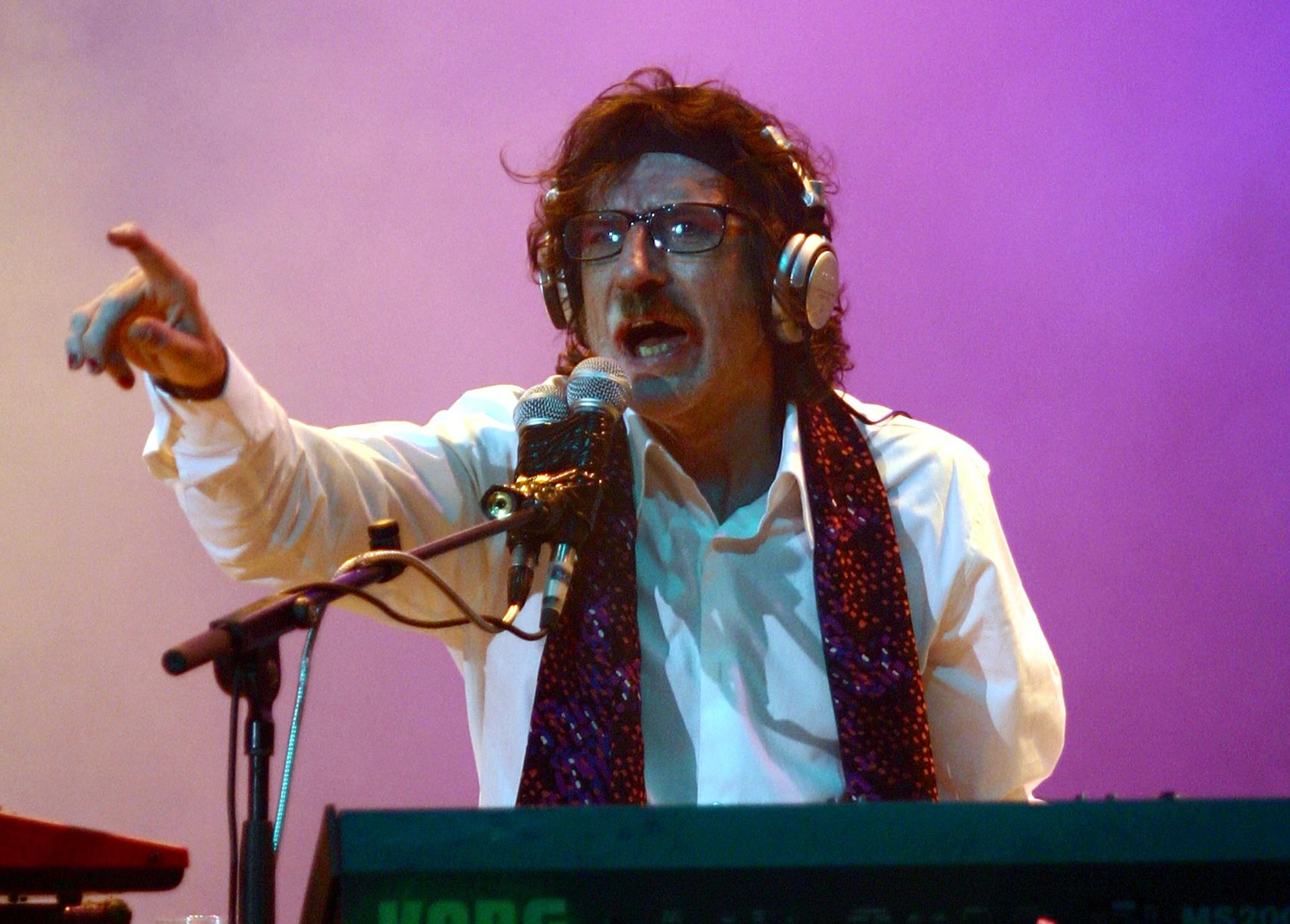 Fotografía de archivo del rockero argentino Charly García, durante un concierto, en Madrid (España). EFE/Quique Fidalgo