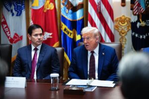 Foto de archivo del secretario de Estado de Estados Unidos, Marco Rubio, y el presidente de Estados Unidos,Donald Trump.EFE/AARON SCHWARTZ
