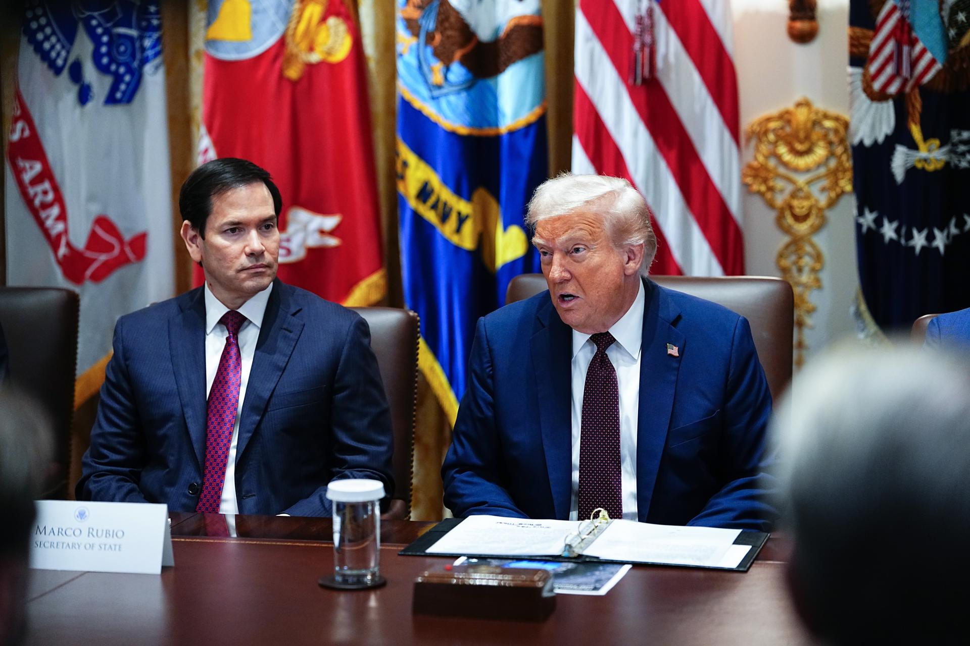 Foto de archivo del secretario de Estado de Estados Unidos, Marco Rubio, y el presidente de Estados Unidos,Donald Trump.EFE/AARON SCHWARTZ