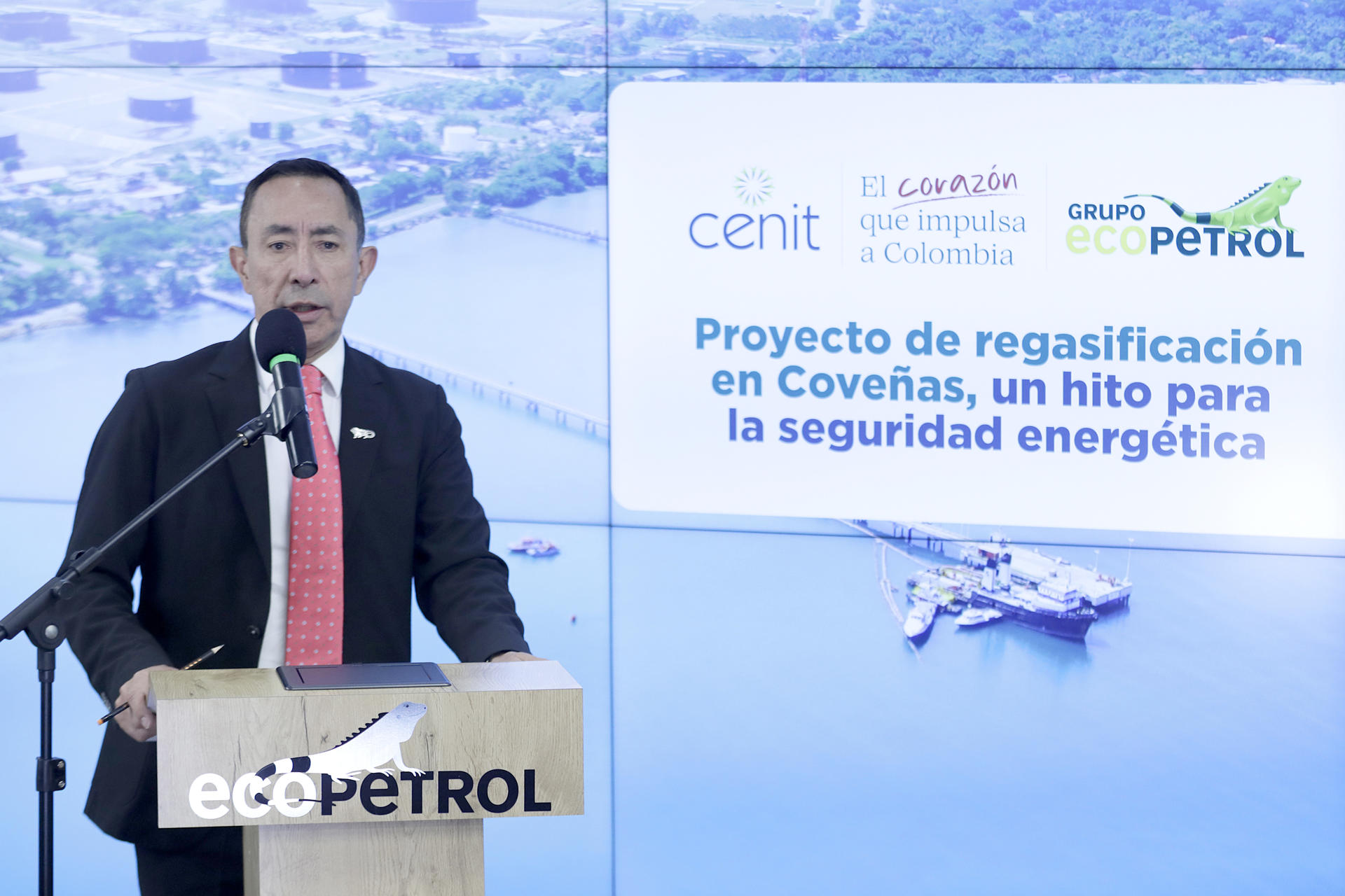 El presidente de Ecopetrol, Ricardo Roa, habla durante una rueda de prensa este lunes, en Bogotá (Colombia). EFE/ Carlos Ortega
