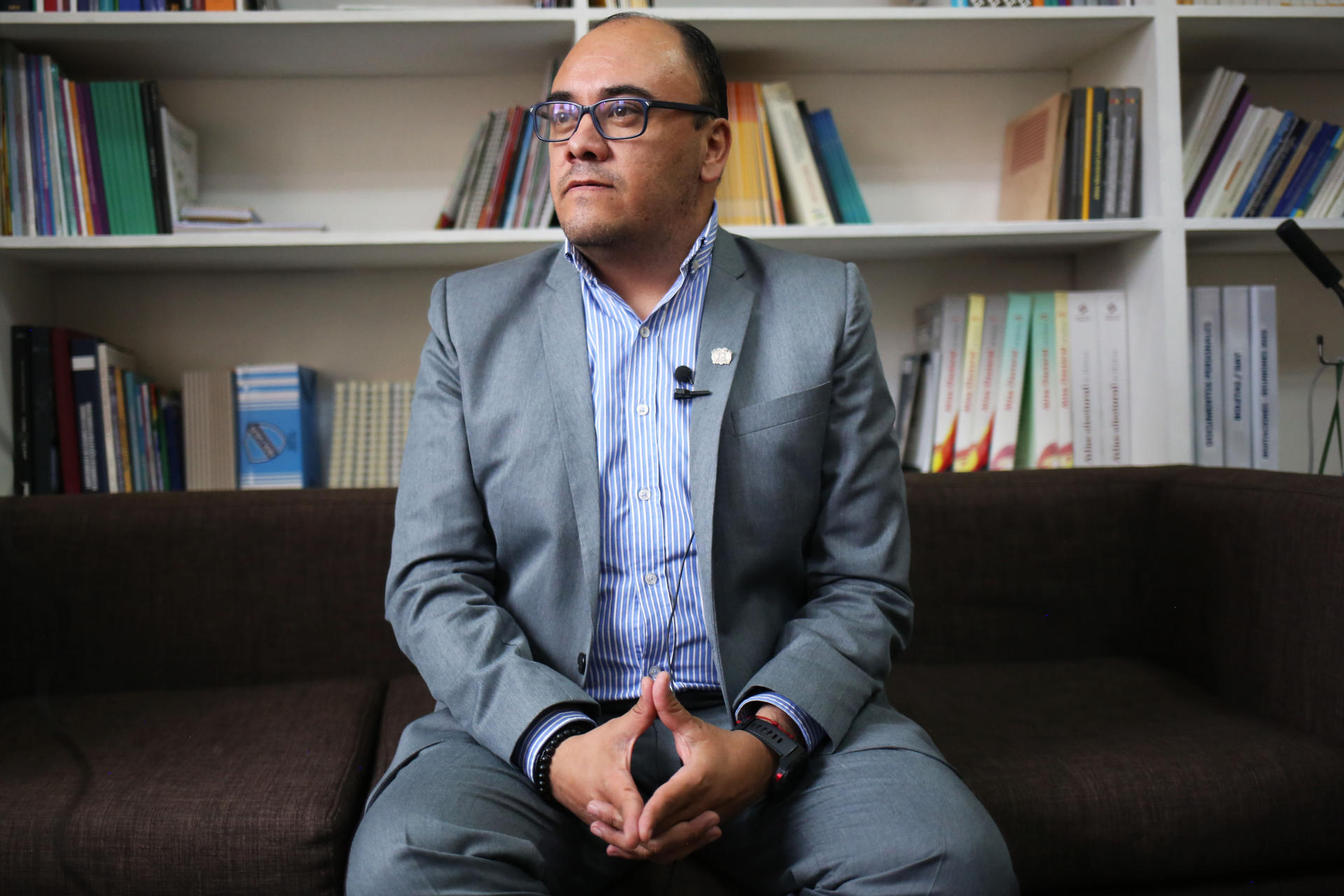 El vocal del Tribunal Supremo Electoral (TSE), Gustavo Ávila, habla durante una entrevista con EFE este miércoles, en La Paz (Bolivia). EFE/Luis Gandarillas