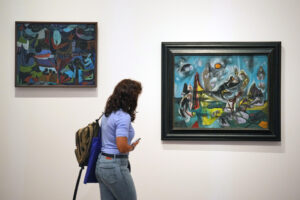 Una visitante observa las obras Roberto Matta 'Psycological Morphology (d)' y de Sanja Sekula African Moonsun (i)' durante la presentación de la exposición 'Miró y los Estados Unidos', en la que se aborda un diálogo entre el pintor catalán y artistas estadounidenses de diversas generaciones a través de unas 150 obras de Joan Miró, Louise Bourgeois, Helen Frankenthaler, Lee Krasner, Arshile Gorky, Alice Mason, Jackson Pollock o Mark Rothko, entre otros. EFE/Alejandro García
