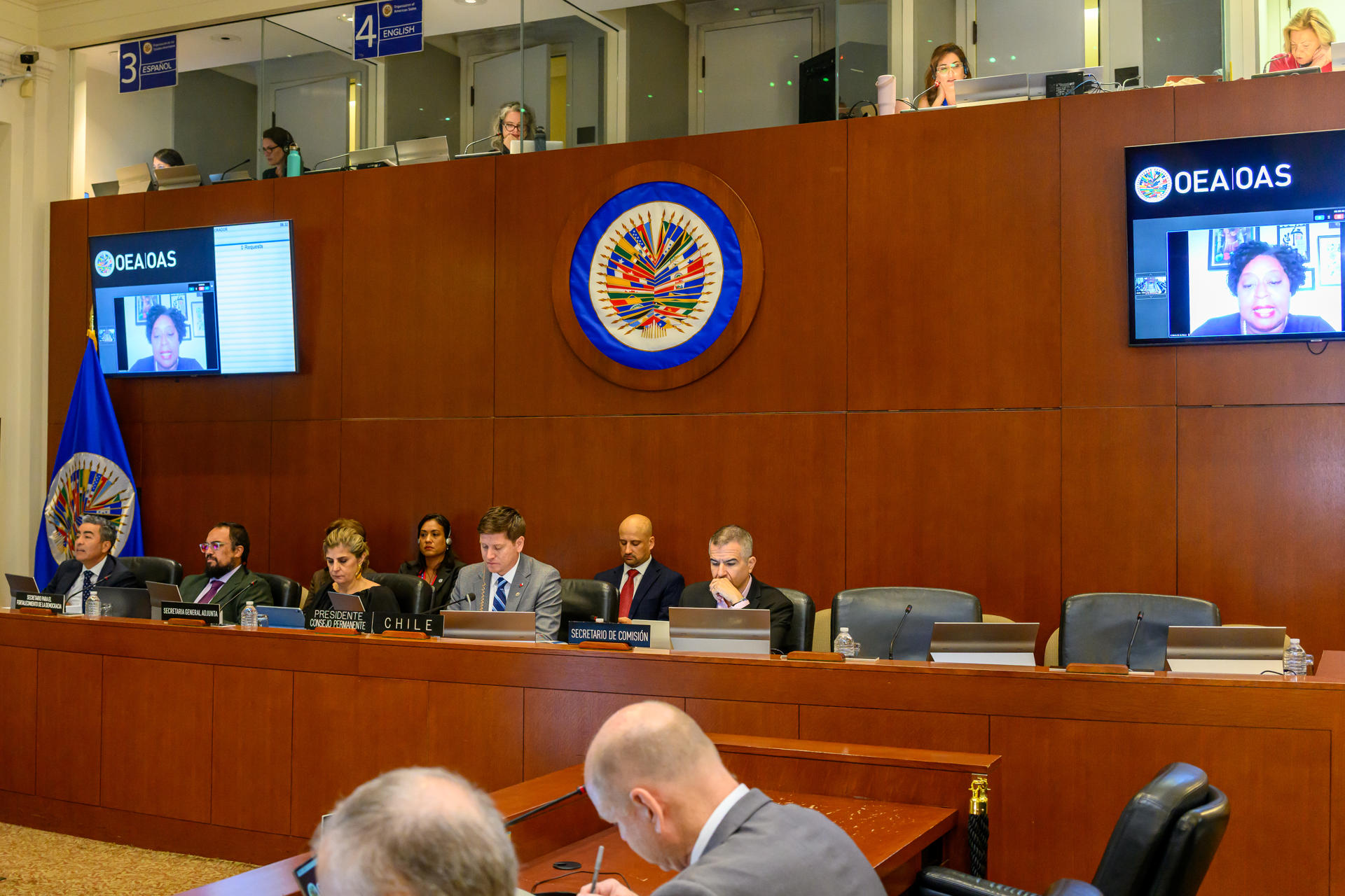 Fotografía cedida por la Organización de los Estados Americanos (OEA) donde aparece la relatora de la CIDH para Venezuela, Gloria de Mees (en pantalla), durante una videollamada ante el Consejo Permanente este miércoles, en Washington (Estados Unidos). EFE/ Juan Manuel Herrera/ OEA